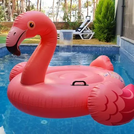 Oezel Havuzlu Lueks Villa