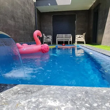 Oezel Havuzlu Lueks Kusadası