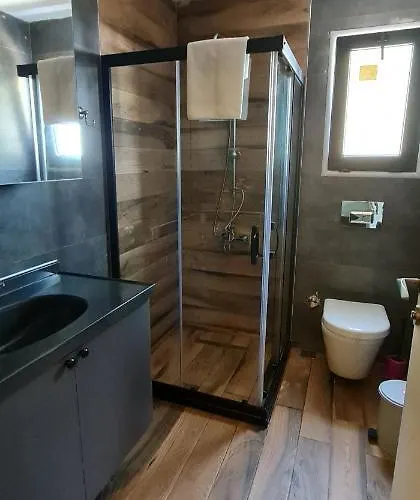 Oezel Havuzlu Lueks Villa *