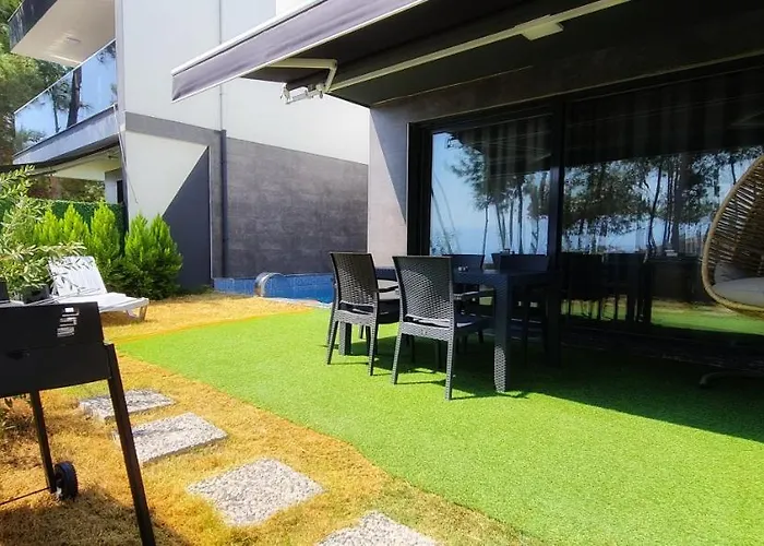 Oezel Havuzlu Lueks Kusadası